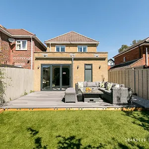 Stylish 4 Bed House In With Garden & Parking , Poole United Kingdom